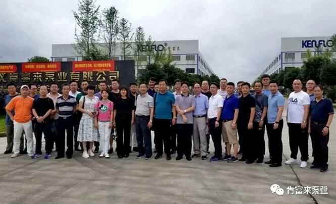 与会人员在遵义贵阳正志文化艺术交流有限公司有限公司大门口合影留念